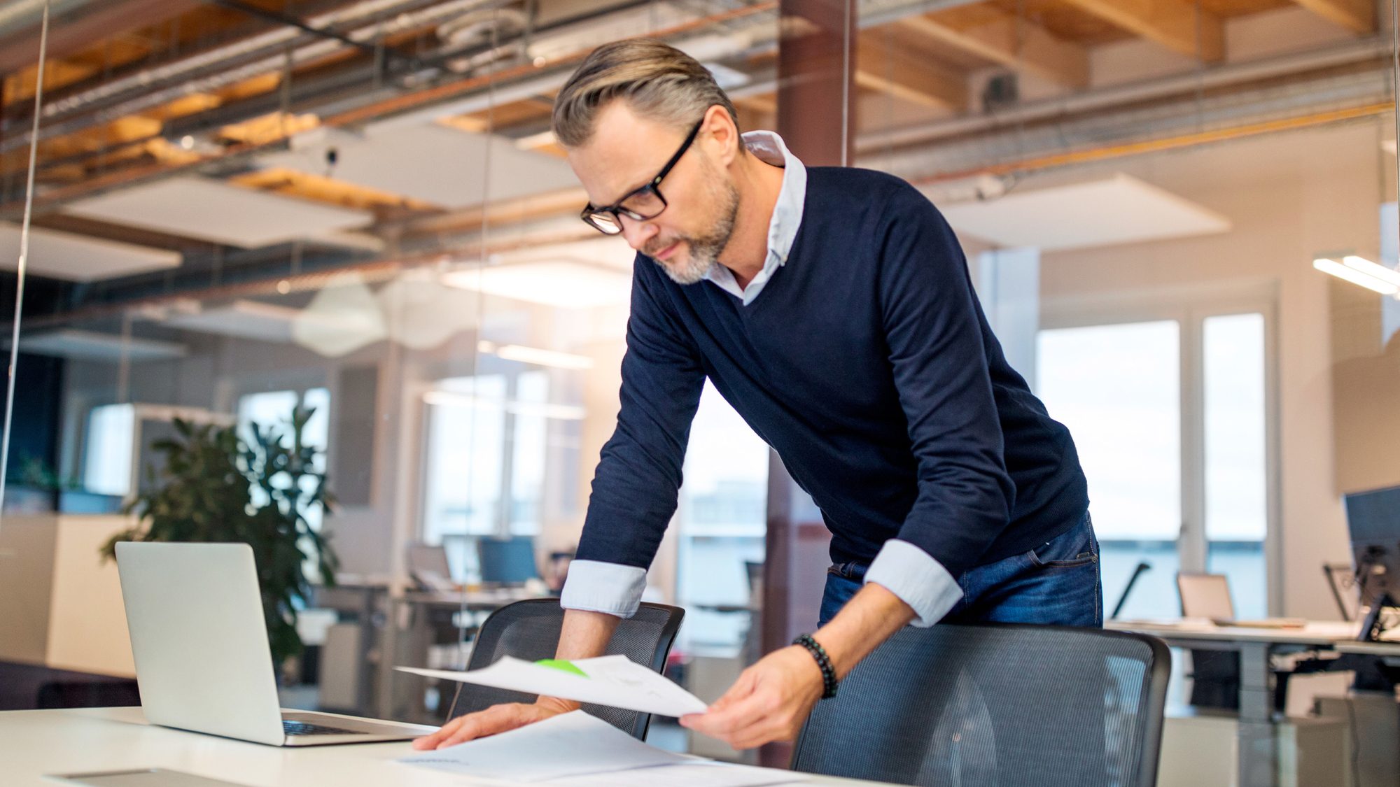 [Corporate executives] Executive at desk-laptop